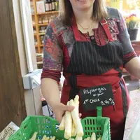 Christelle Schittly et les asperges de son exploitation &copy; M.O.