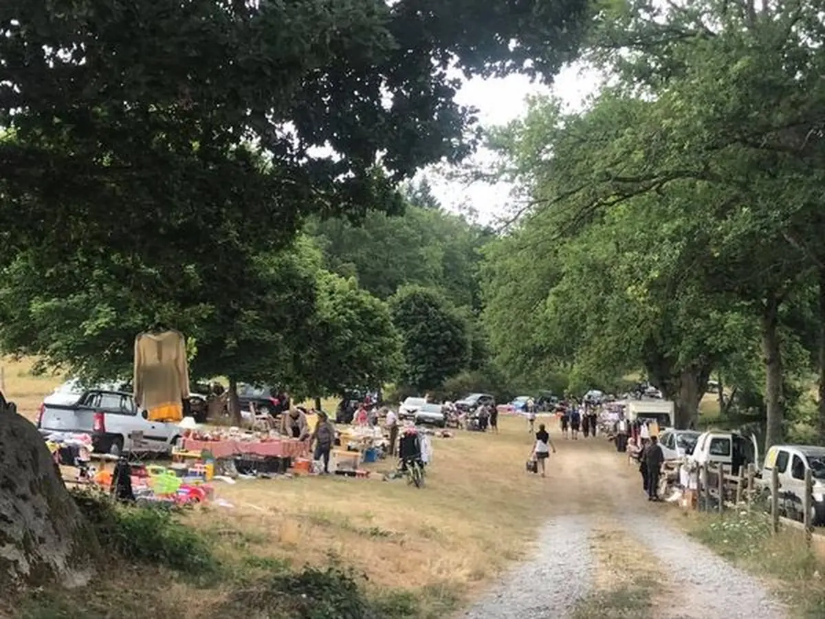 Etang de Chaux : Vide grenier au bord de l'eau