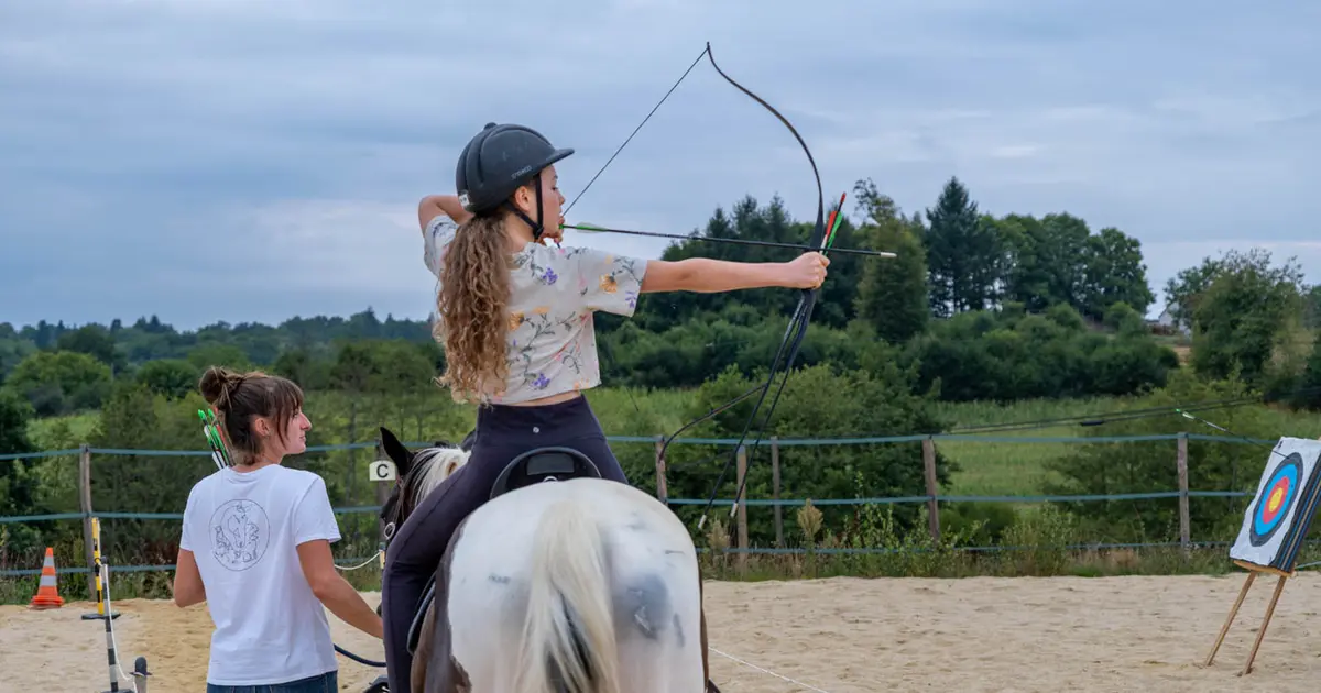 Été actif - tir à l'arc à cheval