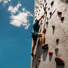 Été actif : Tyrolienne géante de la Tour de Moncalou et Escalade