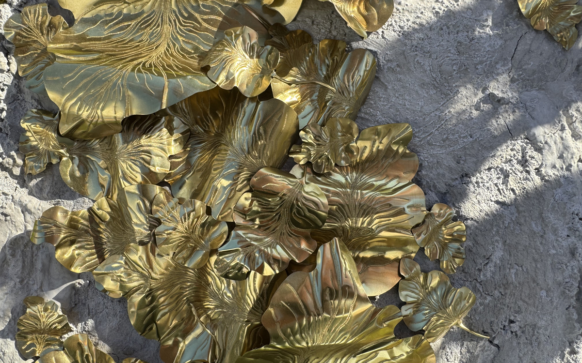 Vestiges, une installation explorant mémoire, nature et formes sacrées contemporaines
