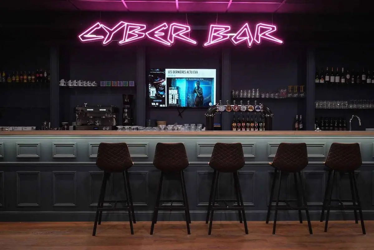 Le Cyber Bar et son ambiance unique