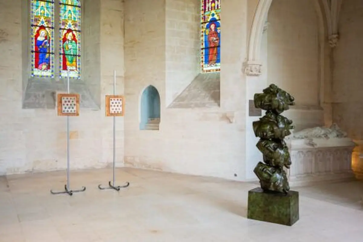 A l'extérieur comme à l'intérieur du donjon, Edgar Sarin s'approprie l'espace et transforme le lieu en galerie d'art contemporain 