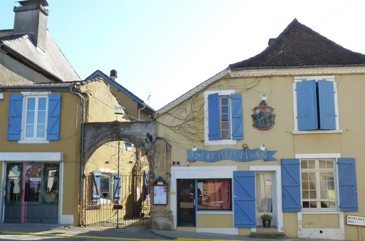 Exposition de peintures de Mme Mongeri , au restaurant De la Tour
