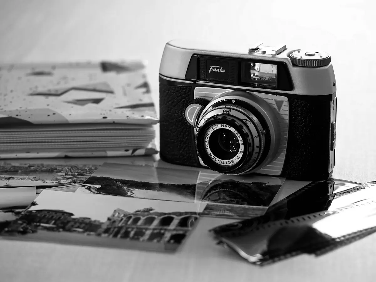 Exposition de photographies et collages - E. Rogers