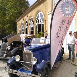 Exposition de véhicules anciens au château d'Alphéran