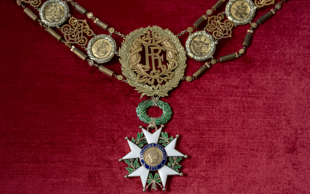 Exposition : Les titres honorifiques du président de la République