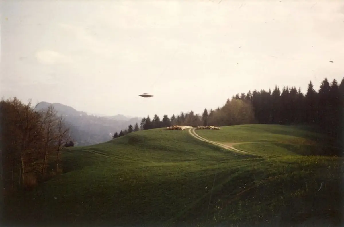 Troisième cliché d’une série de huit images représentant un « vaisseau pléiadien », Ober-Sädelegg, Suisse, 8 mars 1975 