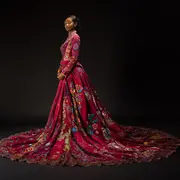 Exposition textile Red Dress à Nantes : œuvre collaborative internationale