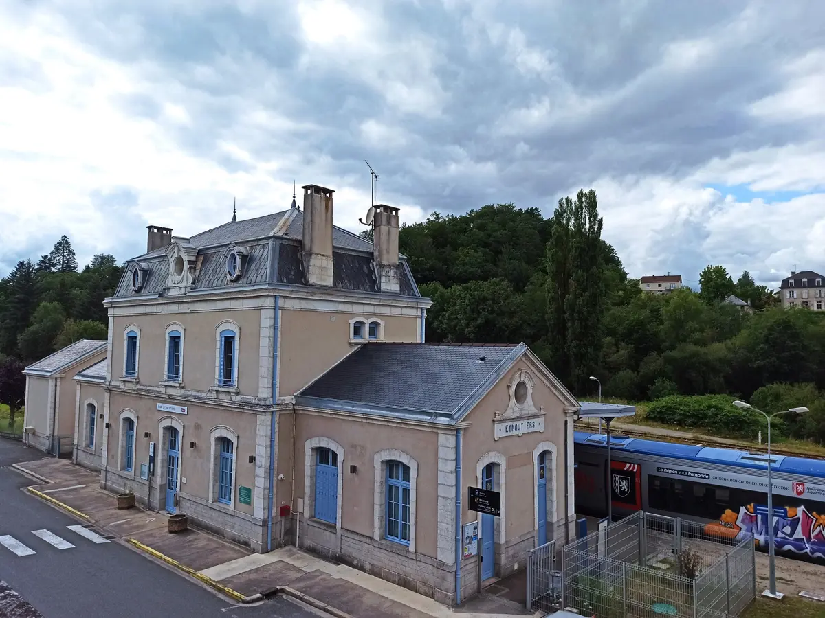 Exposition : Un train peut en cacher un autre