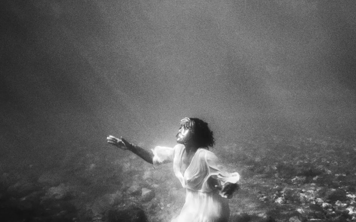 MansAmo. Agapé-Fiandjogbé, 2025 — Photographie numérique subaquatique (mer Égée) — 100 × 100 cm