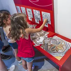 Fabrication d'une fibule en cuivre, au musée gallo-romain