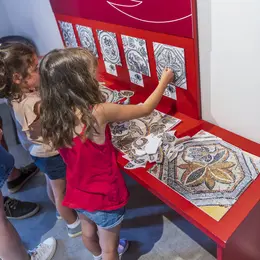 Fabrication d'une fibule en cuivre, au musée gallo-romain