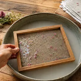 Fabrication de papier artisanal fleuri