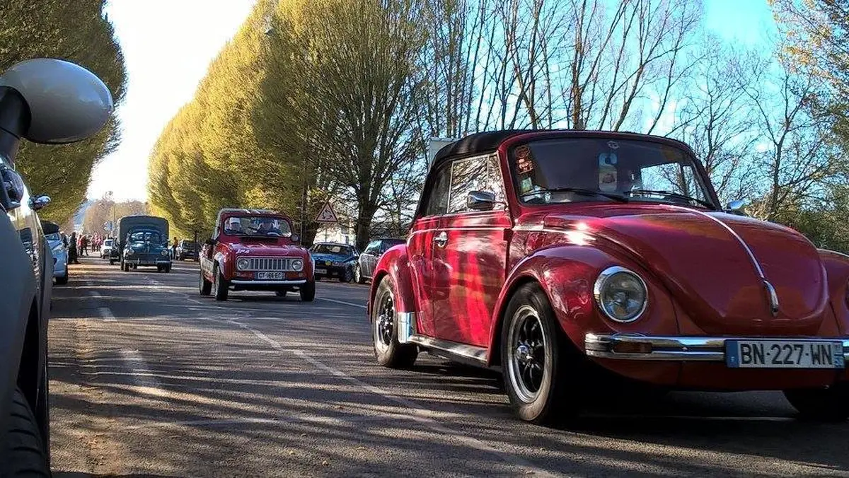 Faites de la N7 : traversée de véhicules anciens