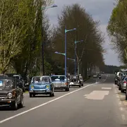 Faites de la N7 : traversée de véhicules anciens (par le Nord)