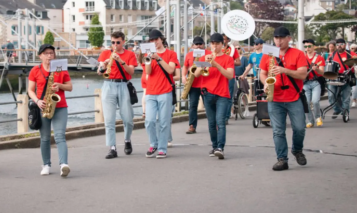 Fanfare  les arts d'Eure du camping au West bar