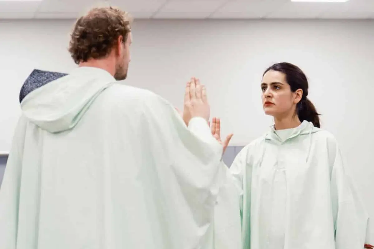 Farce Complotiste pour lieu reculé : The Rabbit Hole - Cie Les Grandes Marées