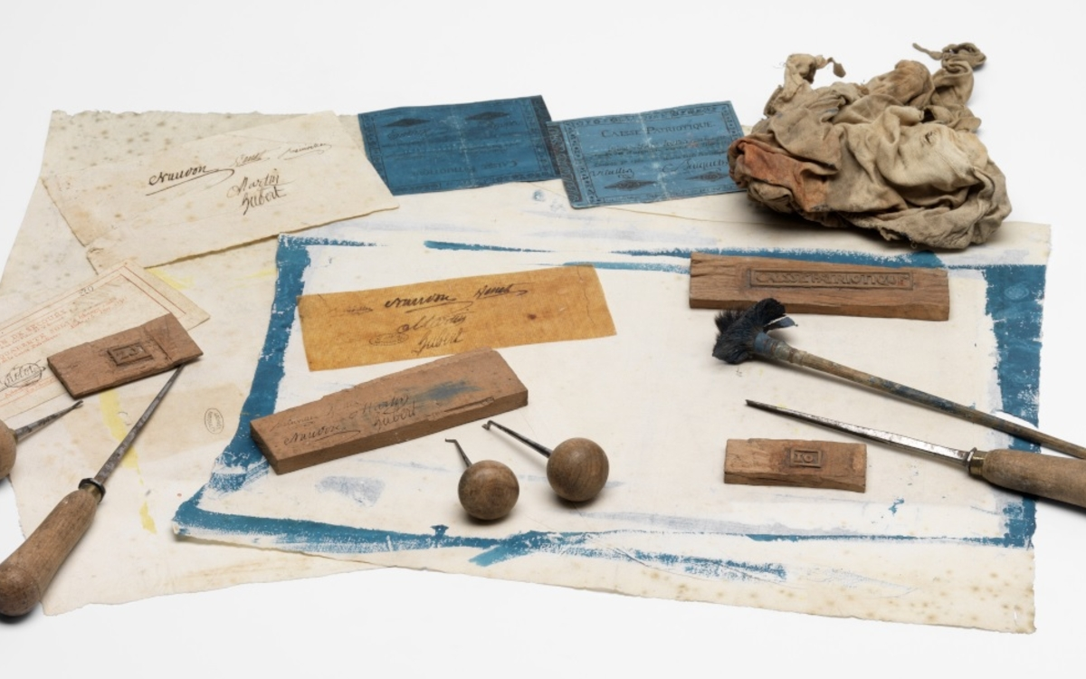 Panoplie de faussaire pour la réalisation de faux bons de la Caisse patriotique, faux assignats et autres faux, 1790-1792