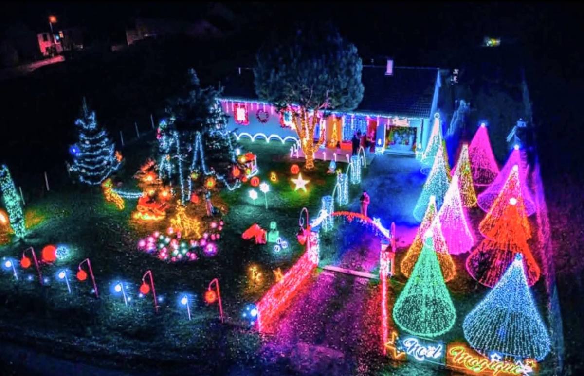 Féérie de Noël à La Meyze : maison illuminée