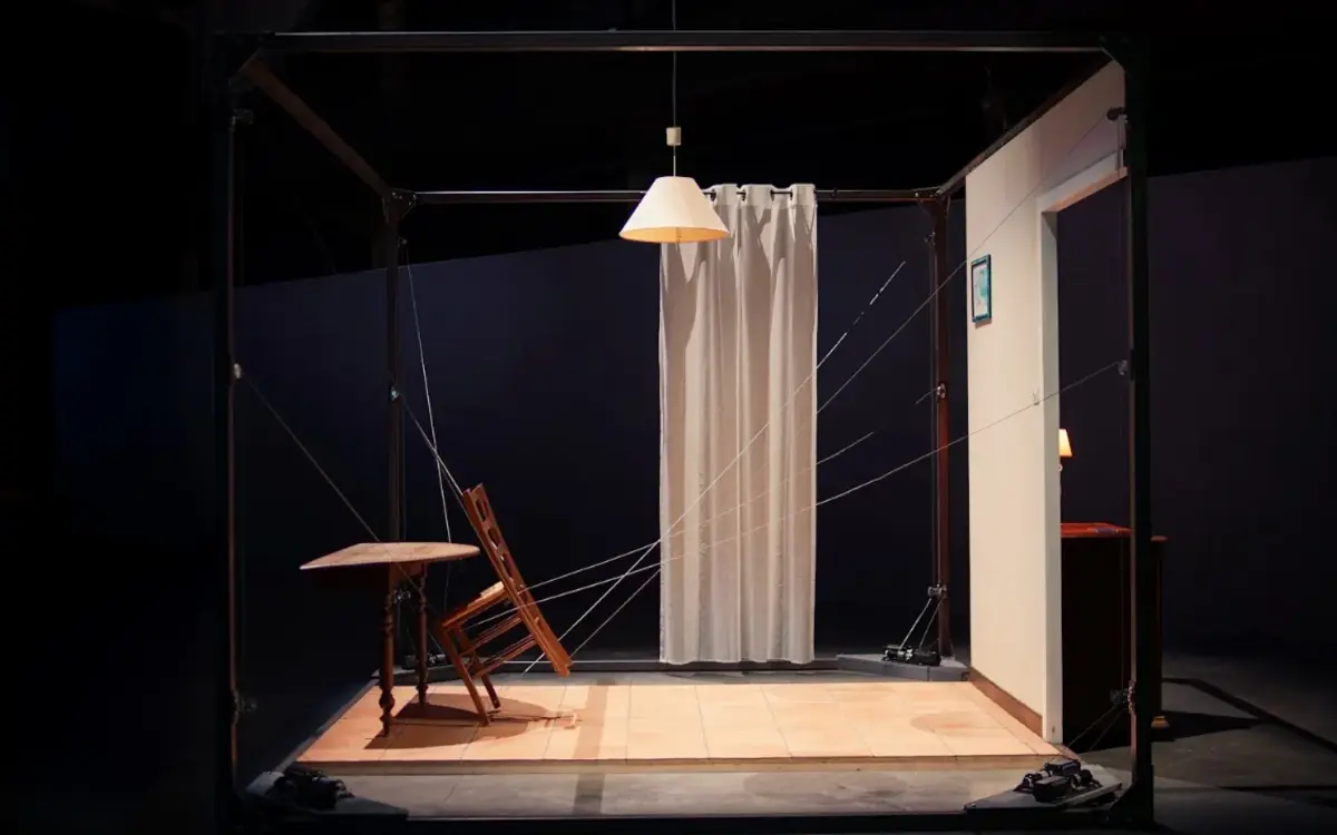 Le roi se meurt, une installation cinétique faisant écho au souvenir d'enfance, et à la pièce d'Eugène Ionesco