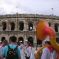 Défilé devant les arènes de Nîmes lors de la Feria des Vendanges &copy; G CHP, CC BY 2.0