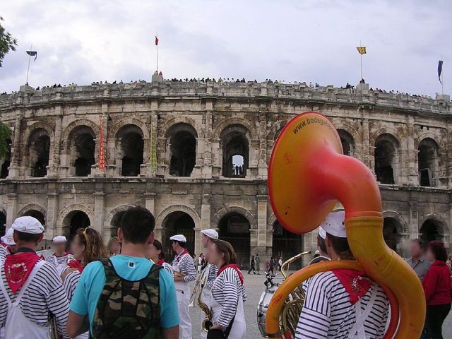 Défilé devant les arènes de Nîmes lors de la Feria des Vendanges