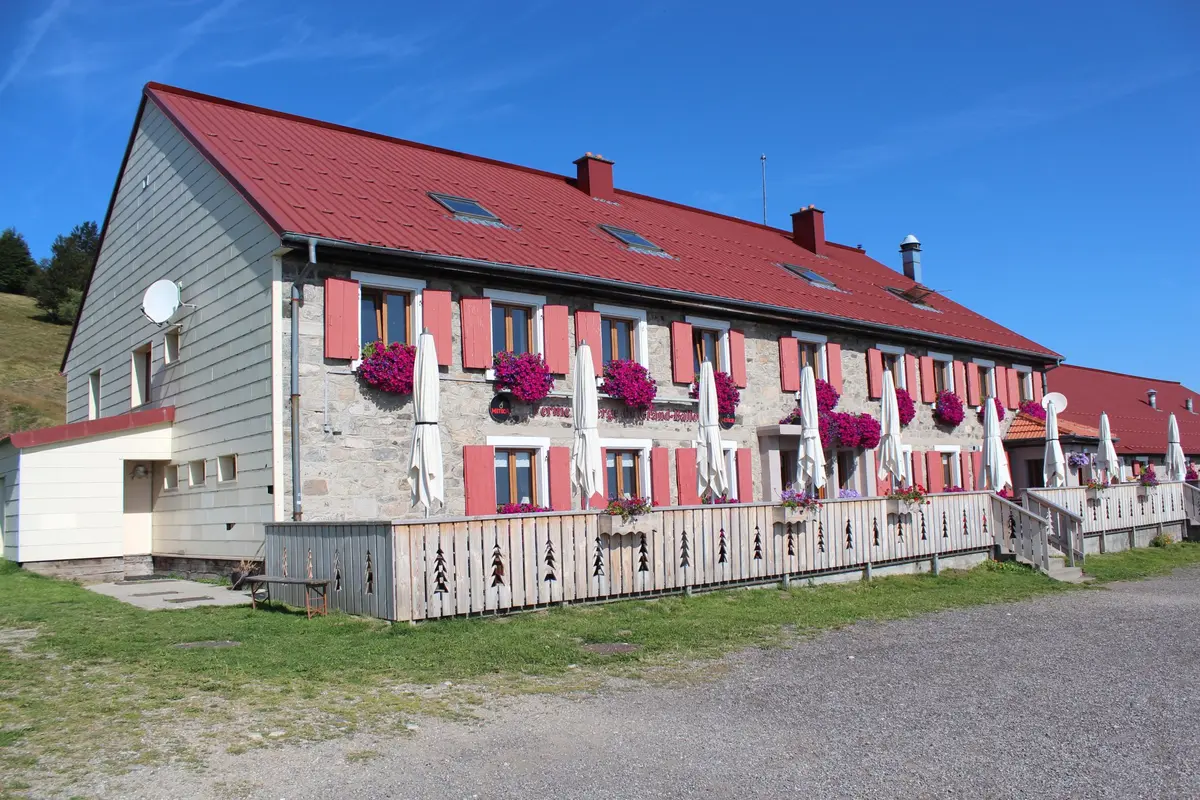 La ferme auberge et sa devanture richement fleurie