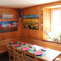 La salle du restaurant et ses tableaux  DR