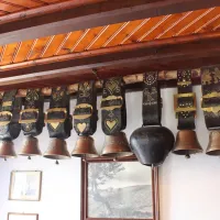 Les cloches dans la salle de restaurant de la ferme auberge du Huss &copy; JDS