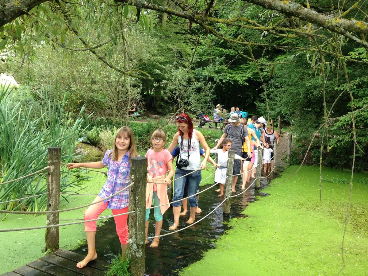Le pont sous l'eau pour débuter votre parcours pieds nus