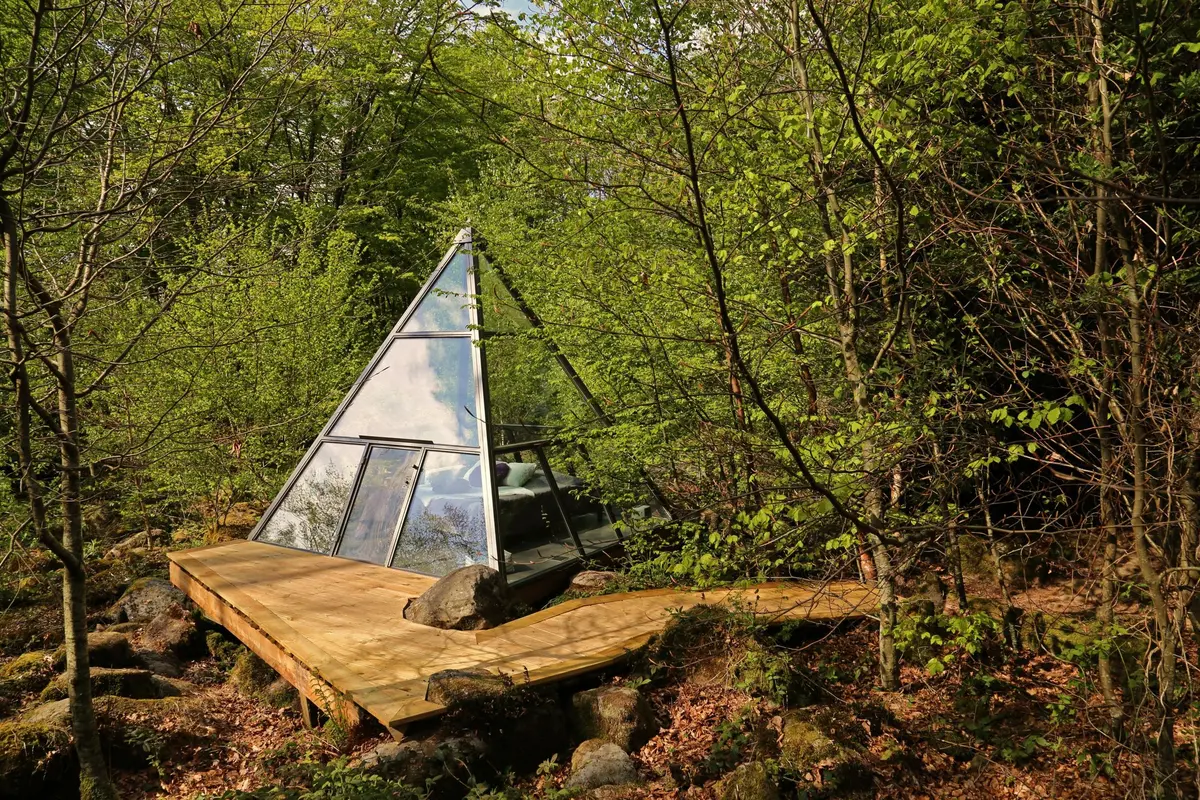La pyramide vous offre une belle vue dans la forêt
