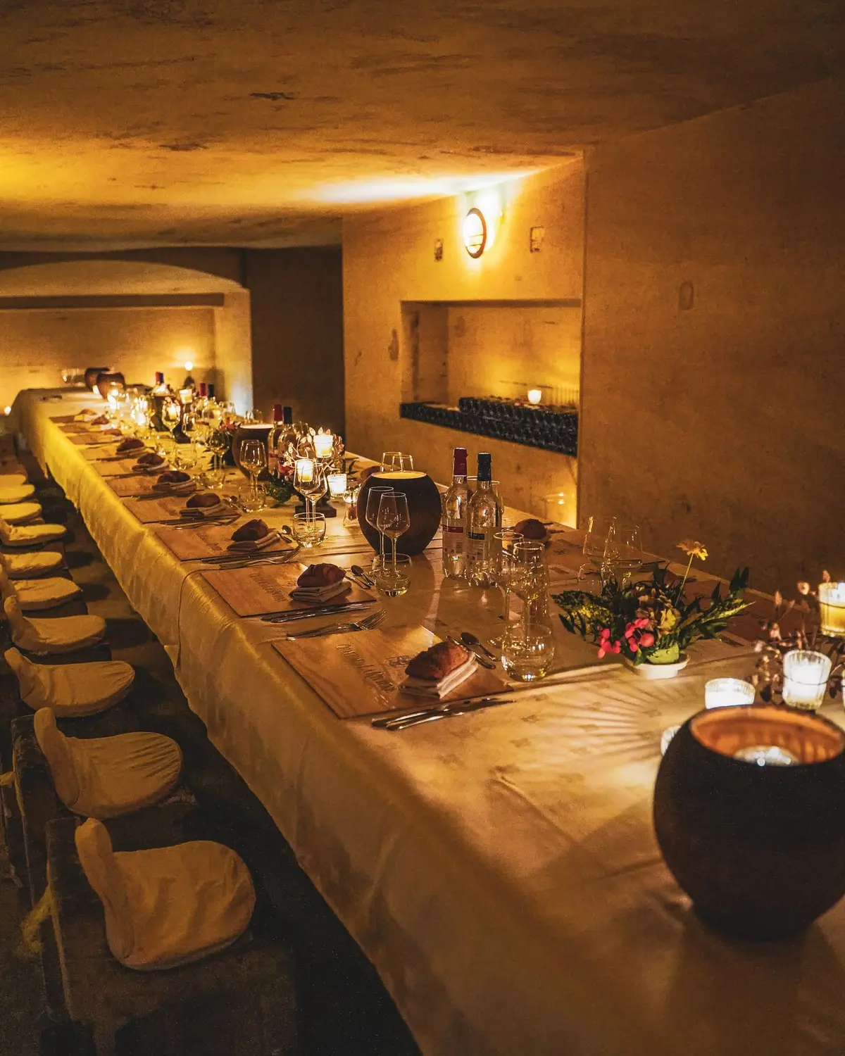 Festin Vigneron aux Chandelles dans les Caves Souterraines À la Table des Chevaliers