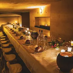 Festin Vigneron aux Chandelles dans les Caves Souterraines À la Table des Chevaliers