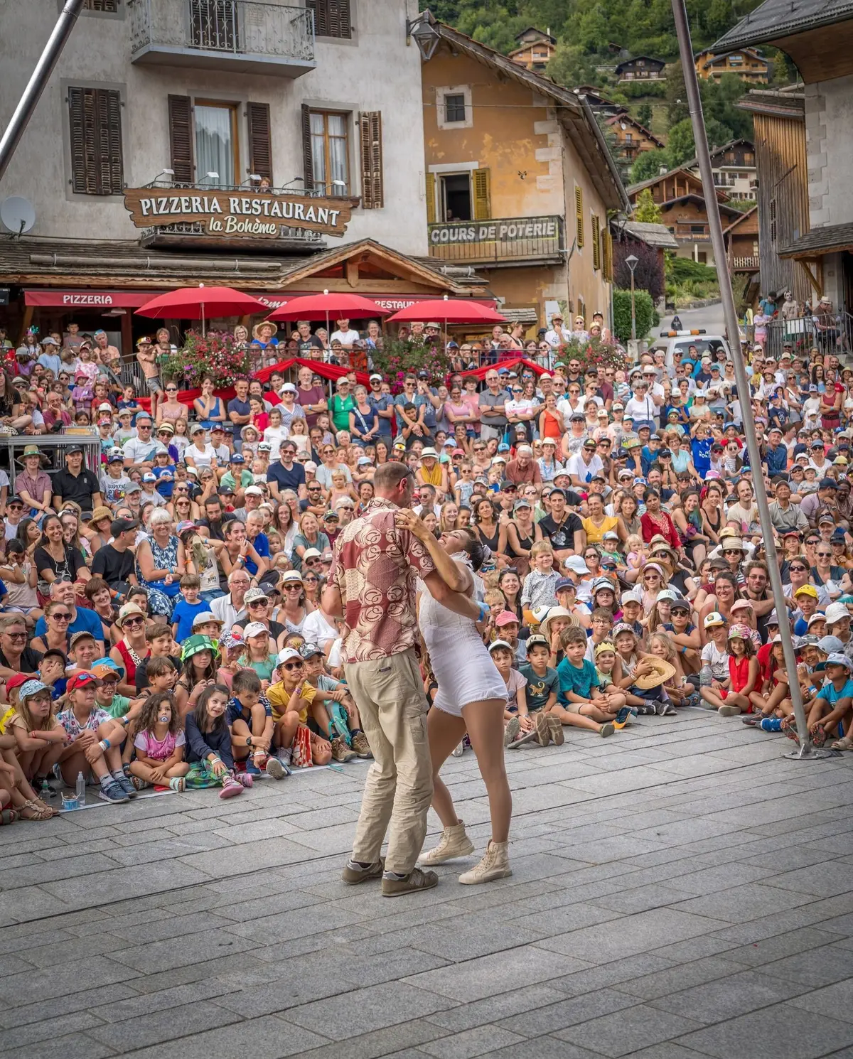 Aux arts du cirque succèdent la danse, les marionnettes et le théâtre... Pour le plaisir de tous. 