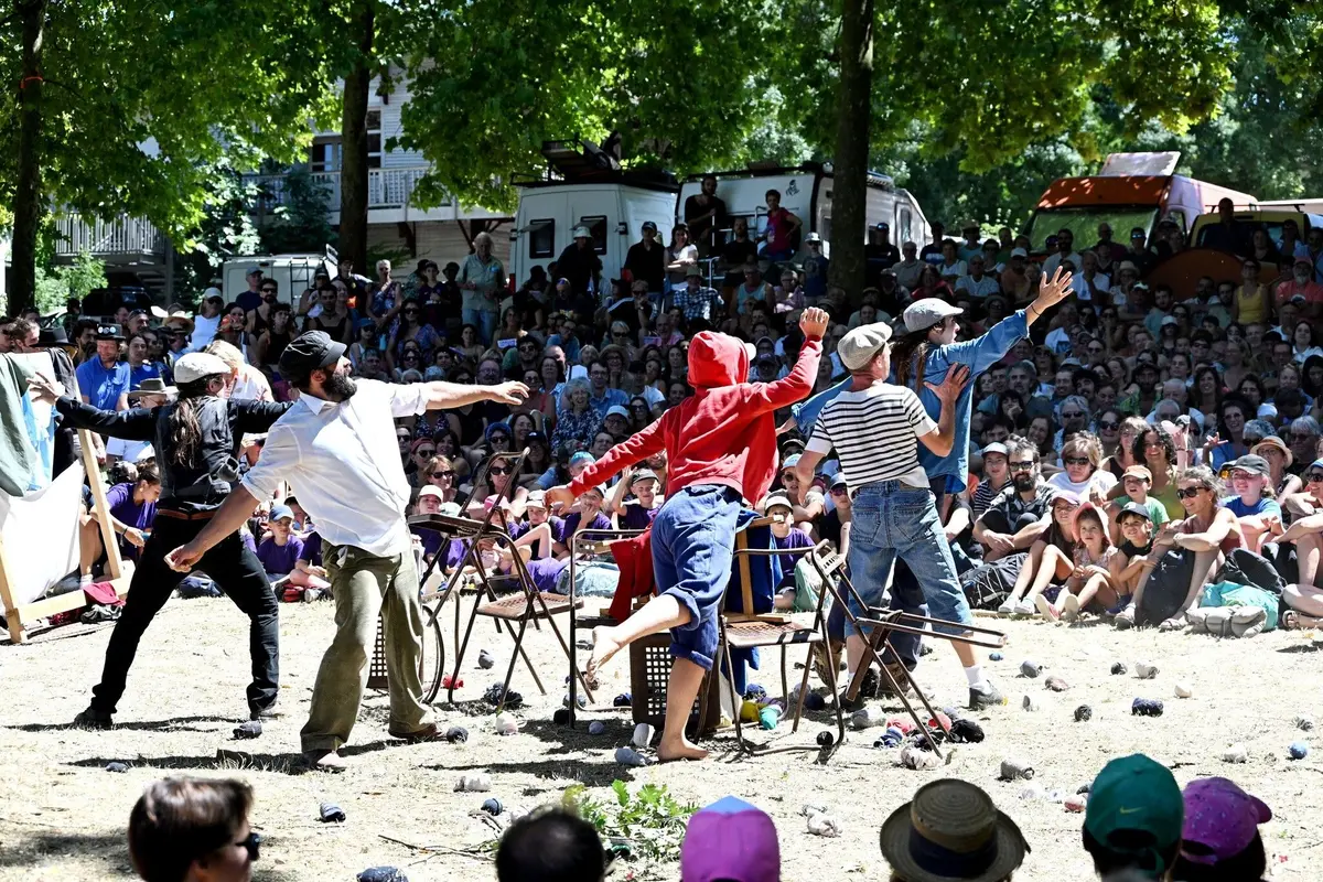 Chaque année, près de 200.000 spectateurs viennent partager des moments forts et inattendus avec les artistes. 