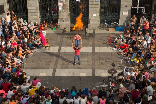 Performance dans les rues d\'Aurillac lors du Festival de Théâtre de Rue
