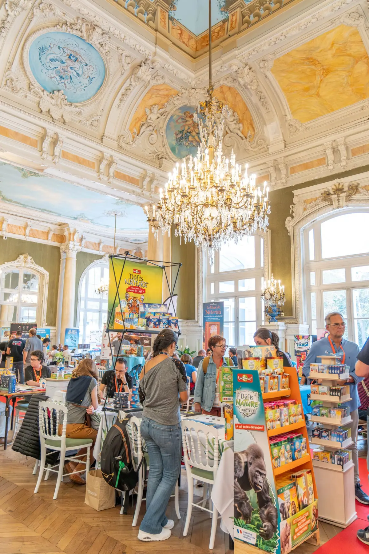 Le premier week-end du festival est réservé aux professionnels puis, le week-end suivant, c'est au tour du grand public de s'emparer des plateaux, cartes et dés en tous genres! 