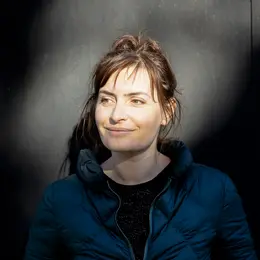 Festival du livre du Haut Quercy -Trois générations, une colère Rencontre avec Laurine Roux autour de Trois fois la colère, lu par Laura Guitteny