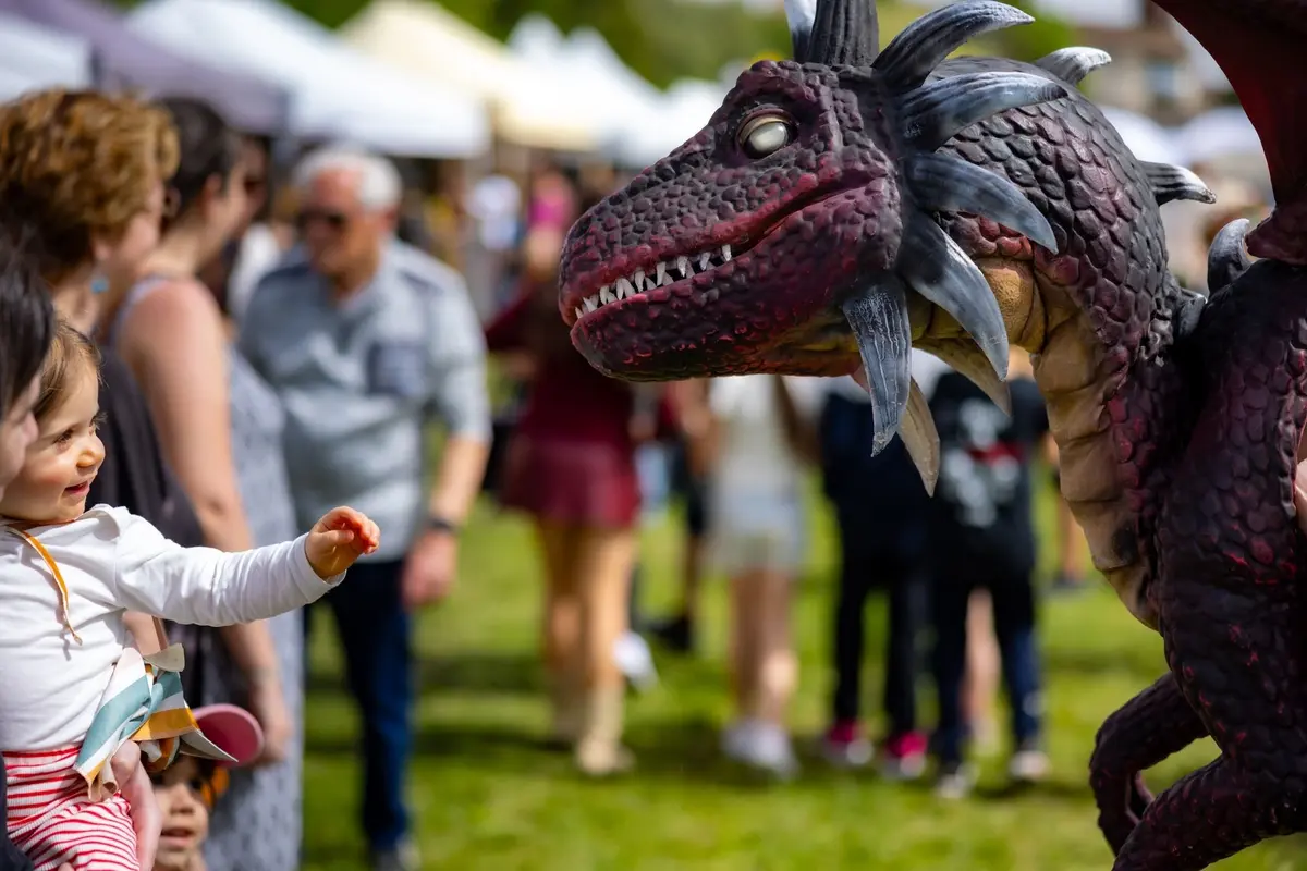 Echo et Merveilles laisse place à l'imaginaire, l'occasion pour les festivaliers de vivre dans un monde fantastique où les barrières entre surnaturel et réelles s'estompent. 