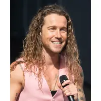 Julien Doré en juin 2022 &copy; Par Selbymay — Travail personnel, CC BY-SA 4.0