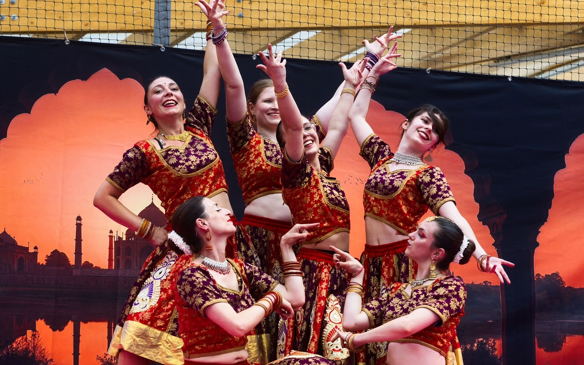 Danseuses de la troupe Bolly Deewani
