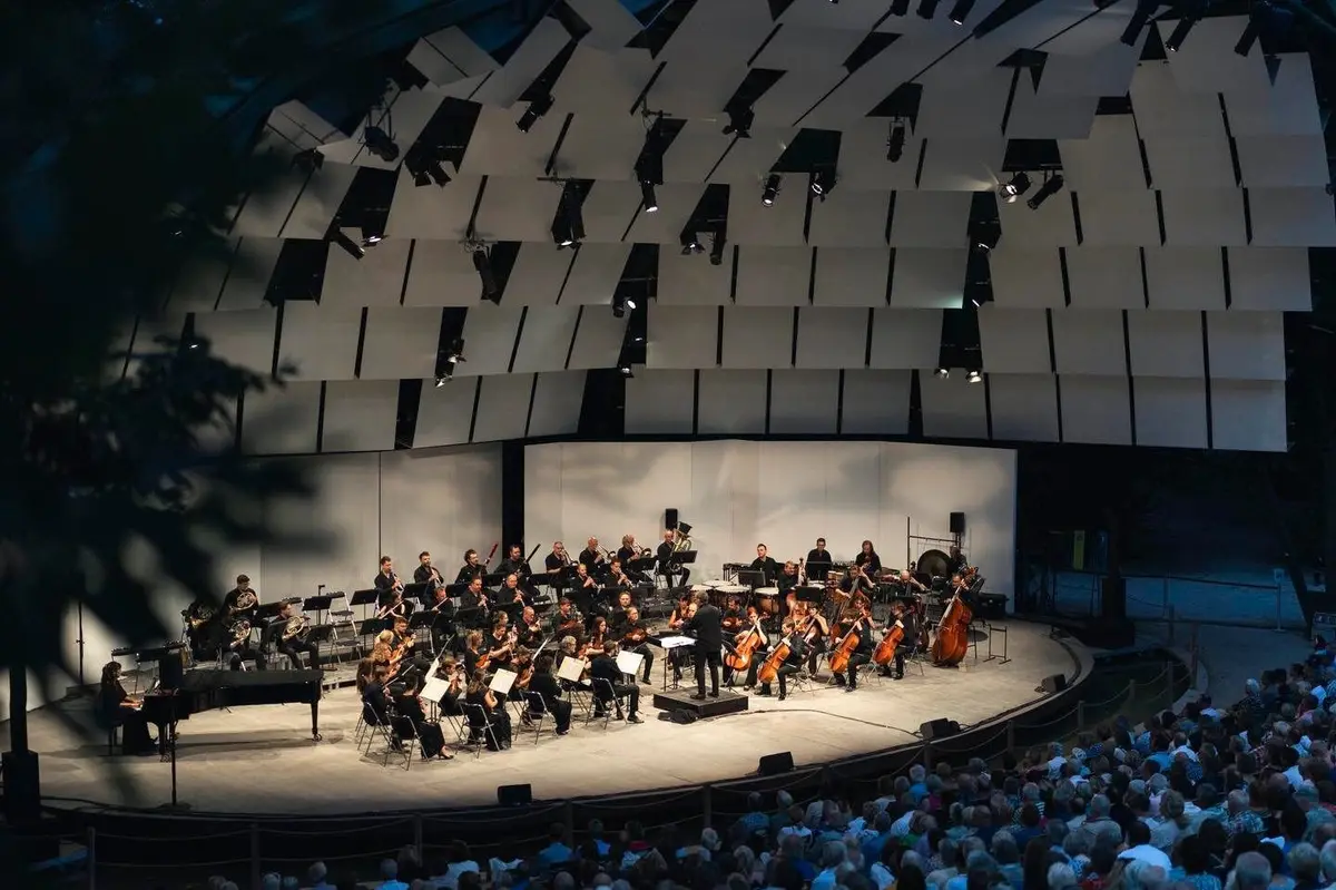 Les musiciens évoluent dans des lieux d'exception, dont le parc du château de Florans, épicentre des concerts 