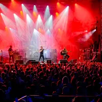 Les Fatals Picards qui interprètent leurs plus grands succès sur scène &copy; Les Alpagas Bleus