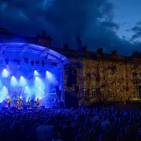 L'ambiance est belle devant le Château des Rohan à Saverne &copy; Les Alpagas Bleus