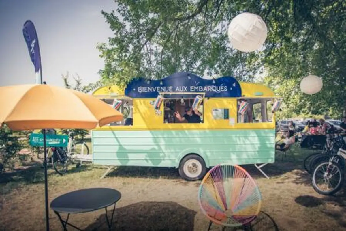 Le Village du festival propose food trucks et boissons mais aussi animations et ateliers pour patienter entre deux repr&eacute;sentations ! 