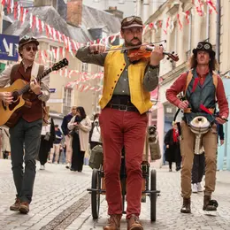 Festival Les Traversées Tatihou - Déambulation les Mi-Gratteurs