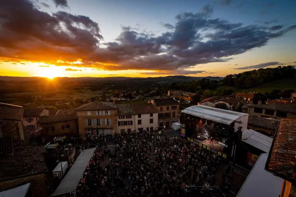 Scène au pied du château de Charnay