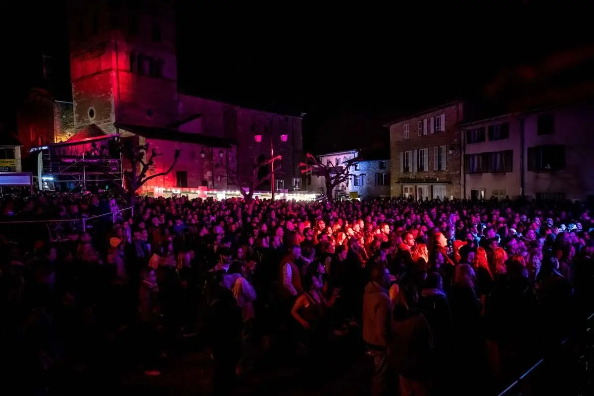 Scène au pied du château de Charnay