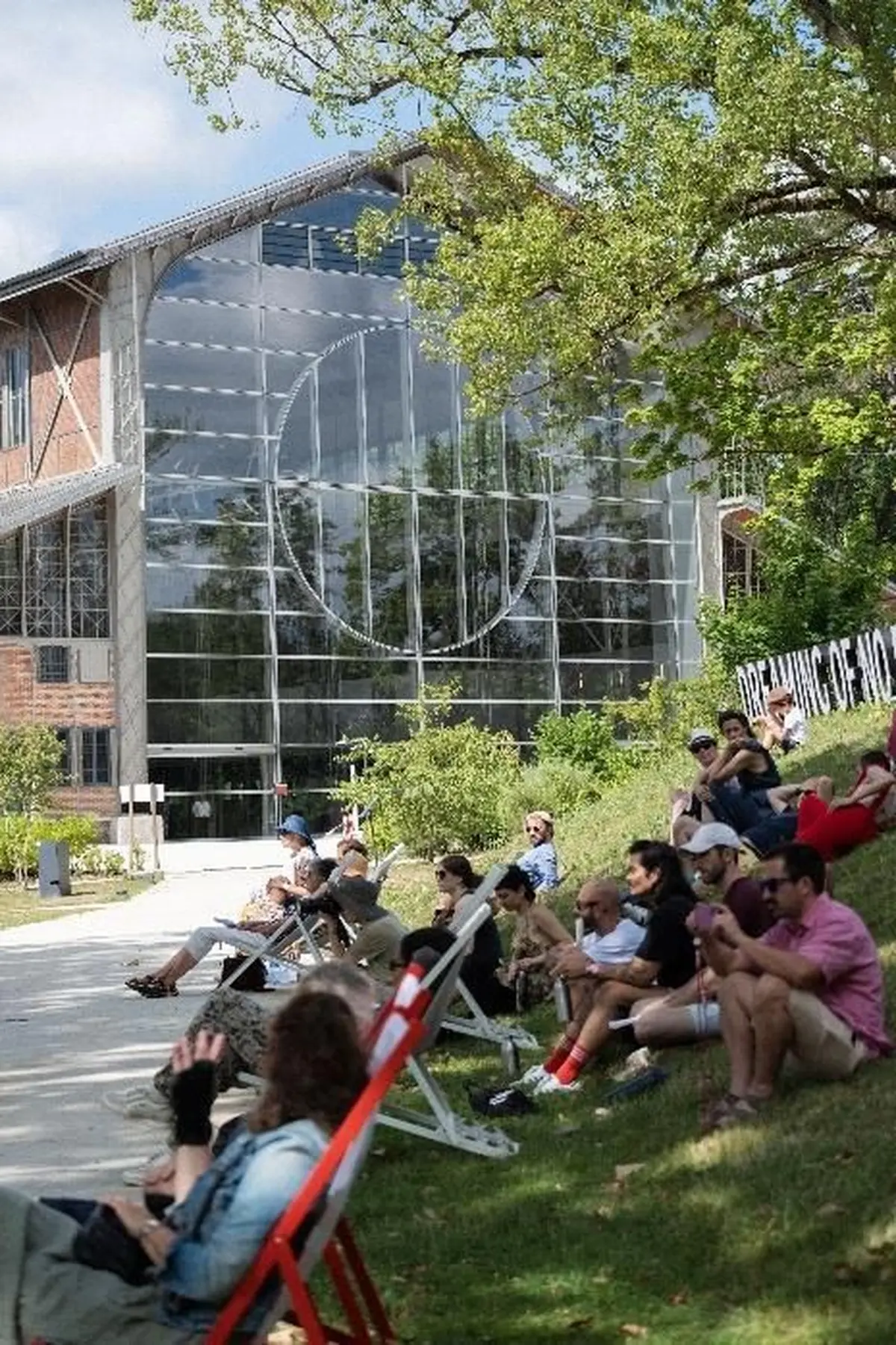 Le Hangar Y de Meudon s'anime tout l'été avec musique, art et nature